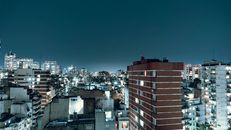 夜间，现代建筑和城市灯光将令人惊叹的城市天际线照亮