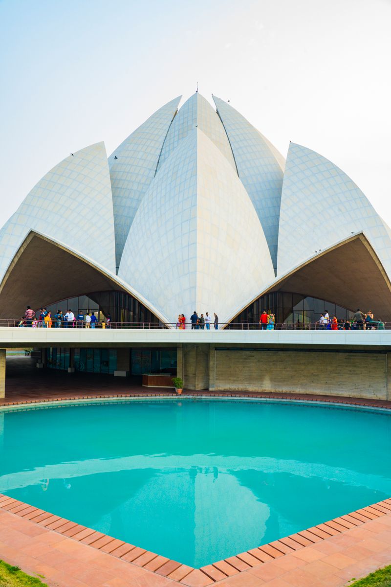 O Templo de Lótus, em Delhi, com o espelho d'água