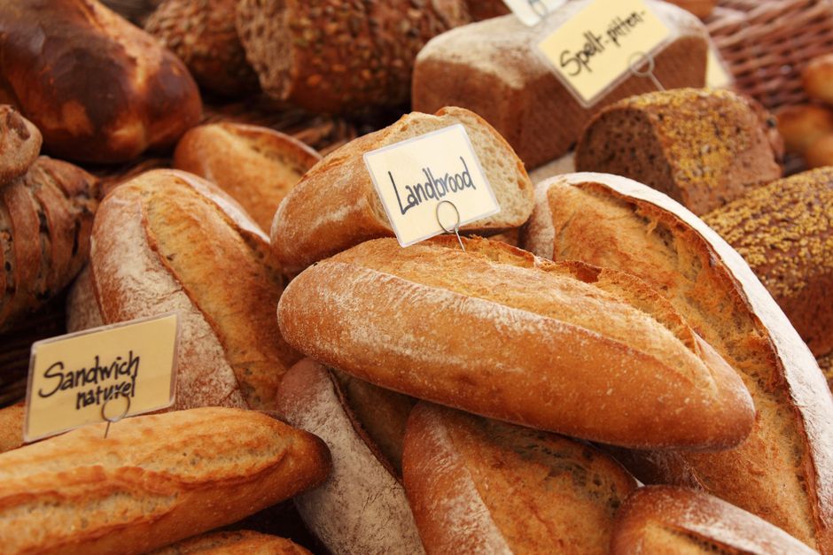 Panes de espelta y productos de trigo en una panadería europea, alertas de seguridad alimentaria
