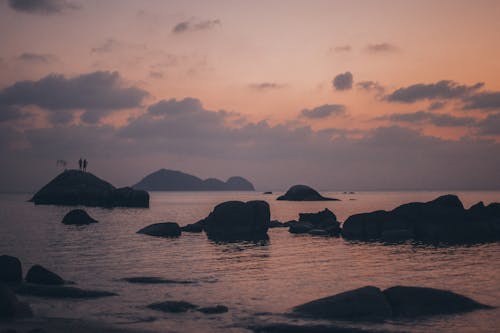 Siluet Gunung Di Dekat Perairan Saat Matahari Terbenam