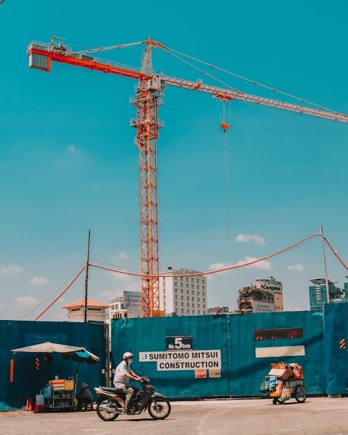 Gratis lagerfoto af blå himmel, byggeplads, lodret skud