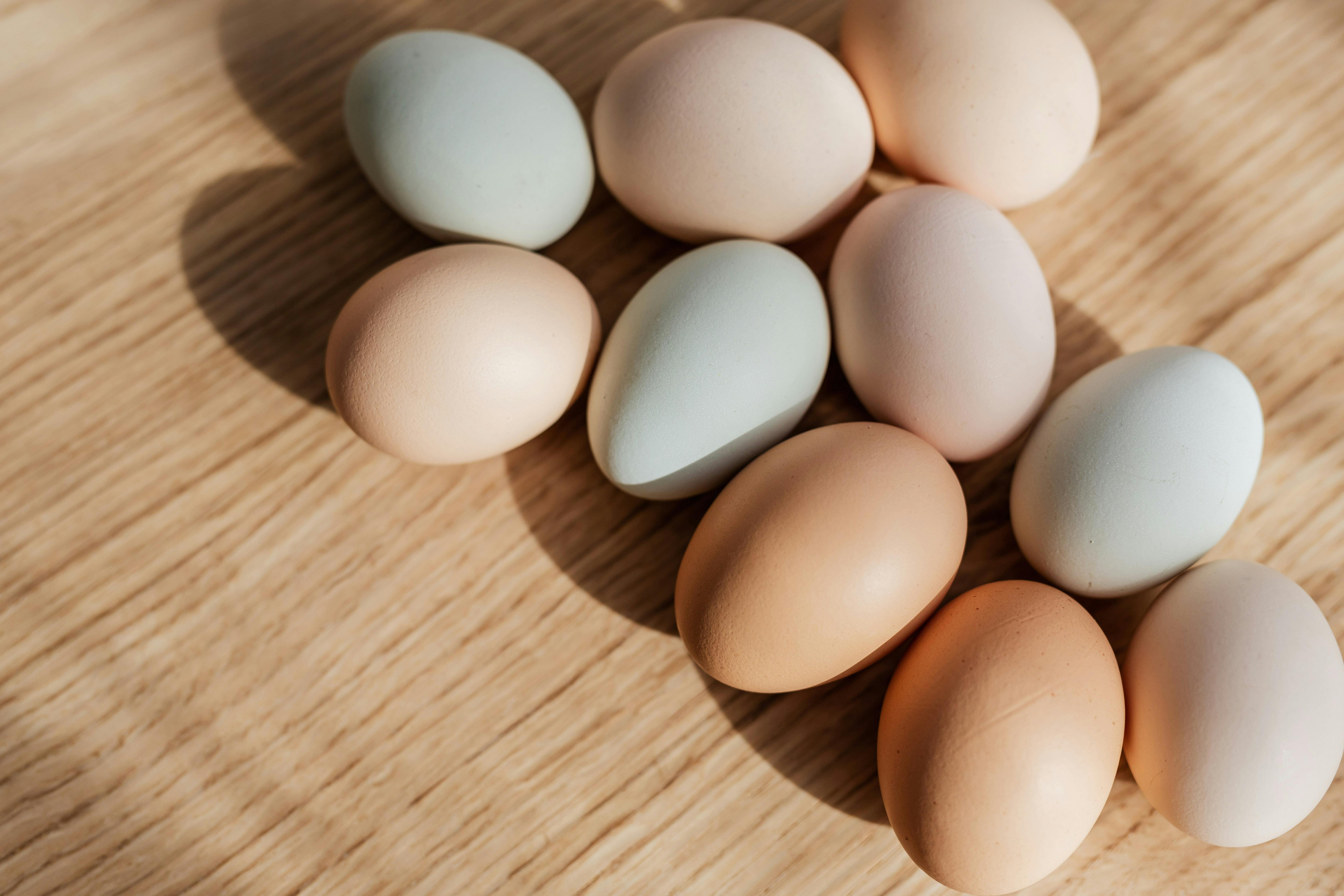 Bunch of eggs on wooden table. | Photo: Pexels