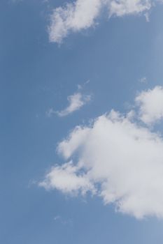 蓝天上，白色的积云从下方缓缓飘过