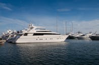 晴朗的蓝天下，豪华游艇停靠在宁静的码头