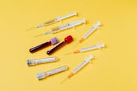 根据上述组合，将装有血液样本的试管排列在黄色表面上，并使用不同尺寸的医用注射器