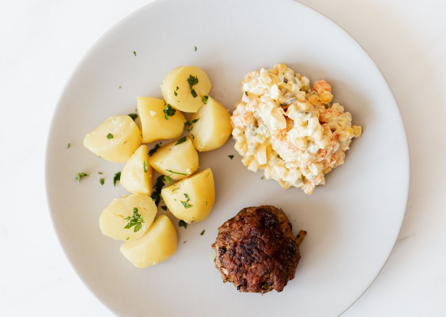 Teller mit Kartoffeln und Beilagen
