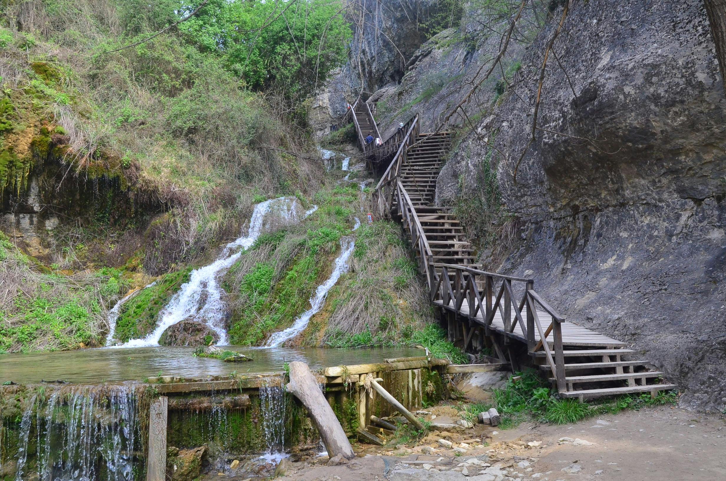Persona organizando un armario con ropa doblada y cestas de almacenamiento.