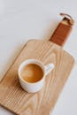 木板上的咖啡杯以极简构图呈现，非常适合舒适的早晨