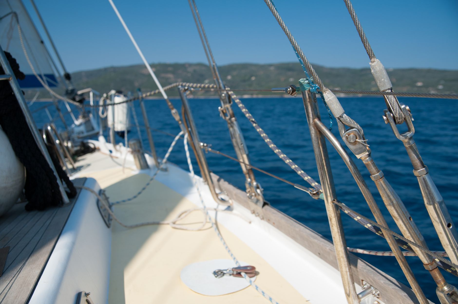 Dettaglio di una coperta di barca a vela con cime e attrezzatura nautica