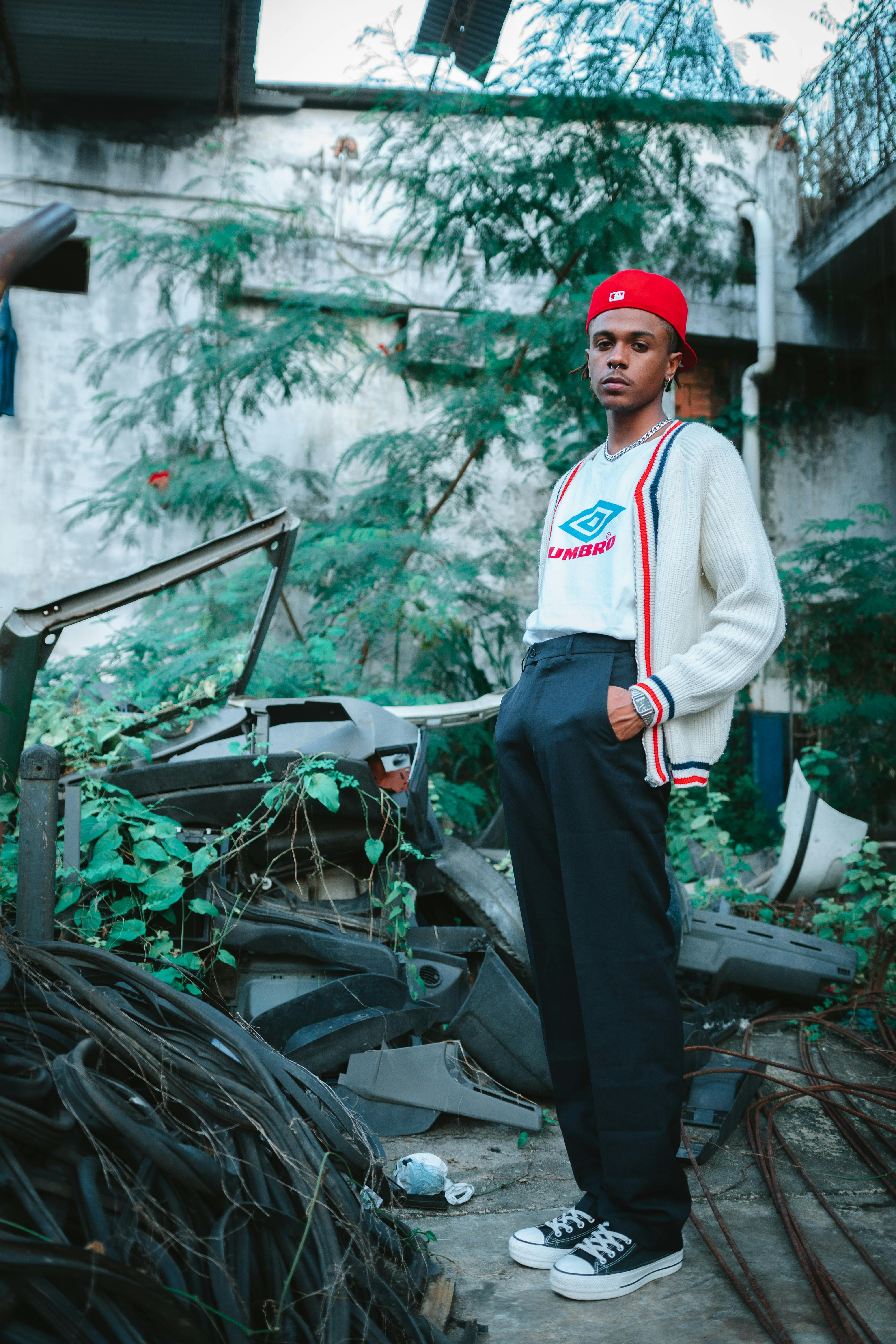 bezplatná Základová fotografie zdarma na téma adolescent, betonová džungle, červená kšiltovka Základová fotografie