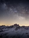 意大利多洛米蒂白雪皑皑，上空的星空令人惊叹，非常适合天文学和旅行爱好者