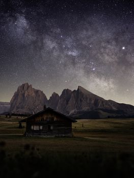 在意大利多洛米蒂山脉的一间僻静小屋里，我度过了一个星光璀璨的夜晚，宁静而壮美