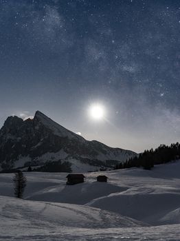 意大利阿尔卑斯山壮丽的冬季景观，在星空下展现