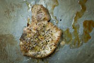 将调味美味、煮熟的猪排放在烤盘上即可食用