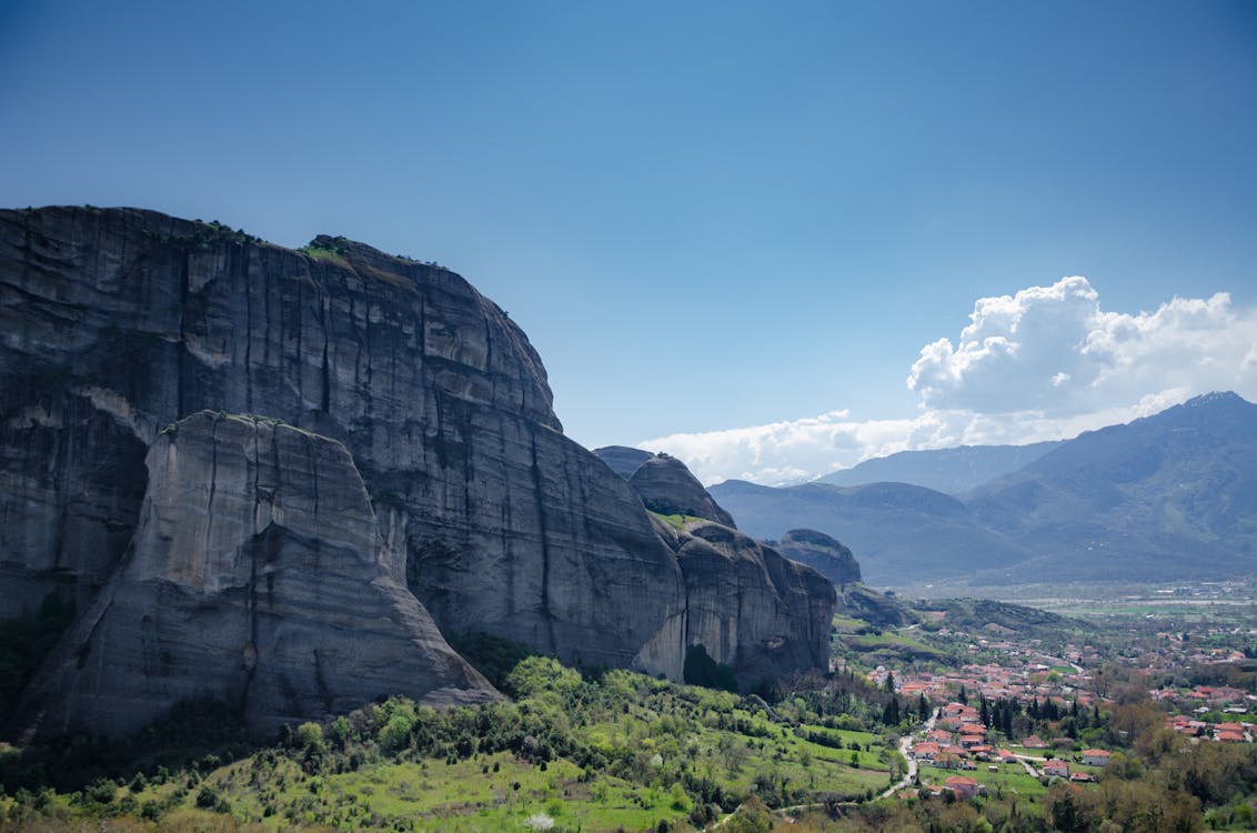 Ücretsiz Mavi Gökyüzü Altında Kayalık Dağ Stok Fotoğraflar