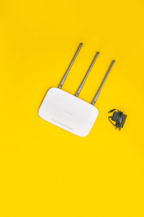 Foto stok gratis hubungan, latar belakang kuning, router