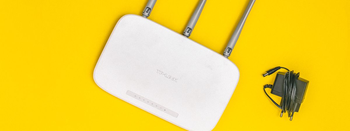 Router wifi con antenas sobre fondo amarillo