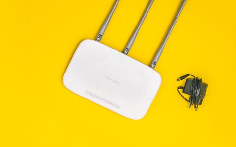 Router wifi con antenas sobre fondo amarillo