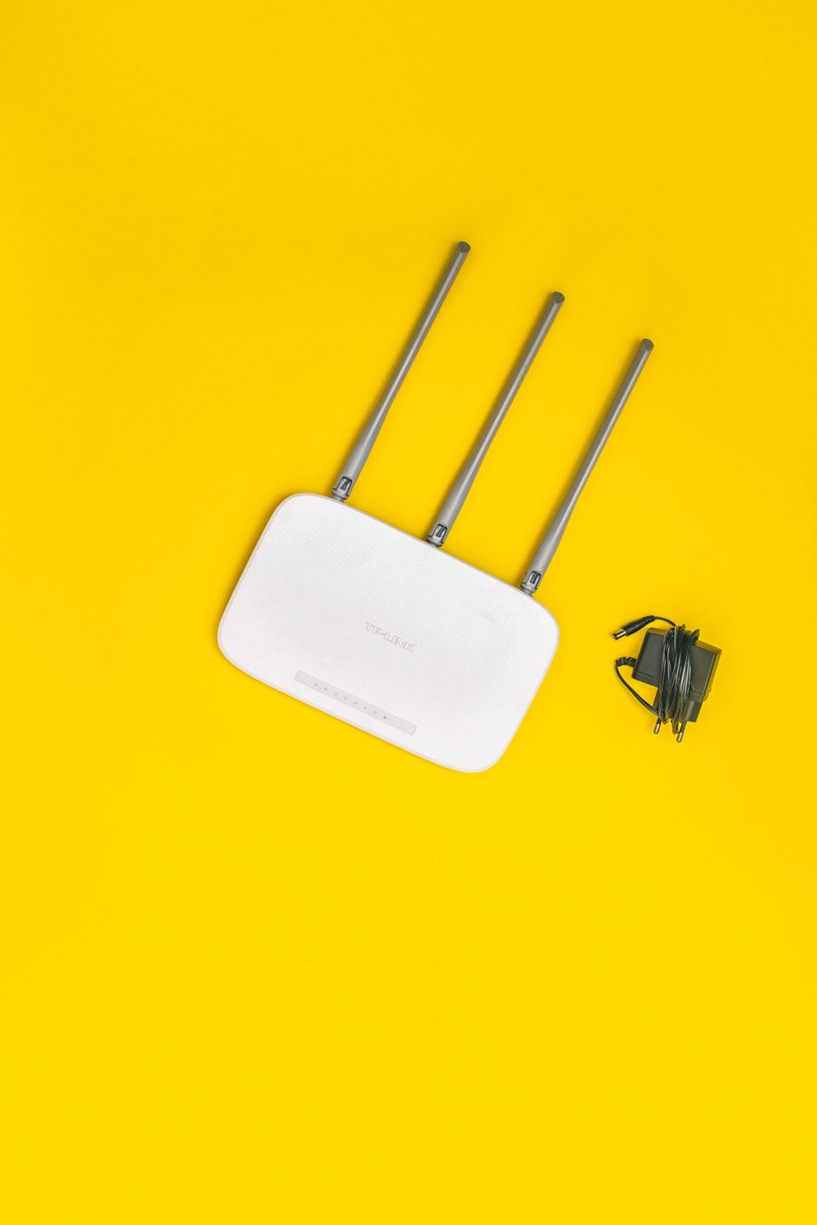 Router empresarial con antenas para conectividad inalámbrica