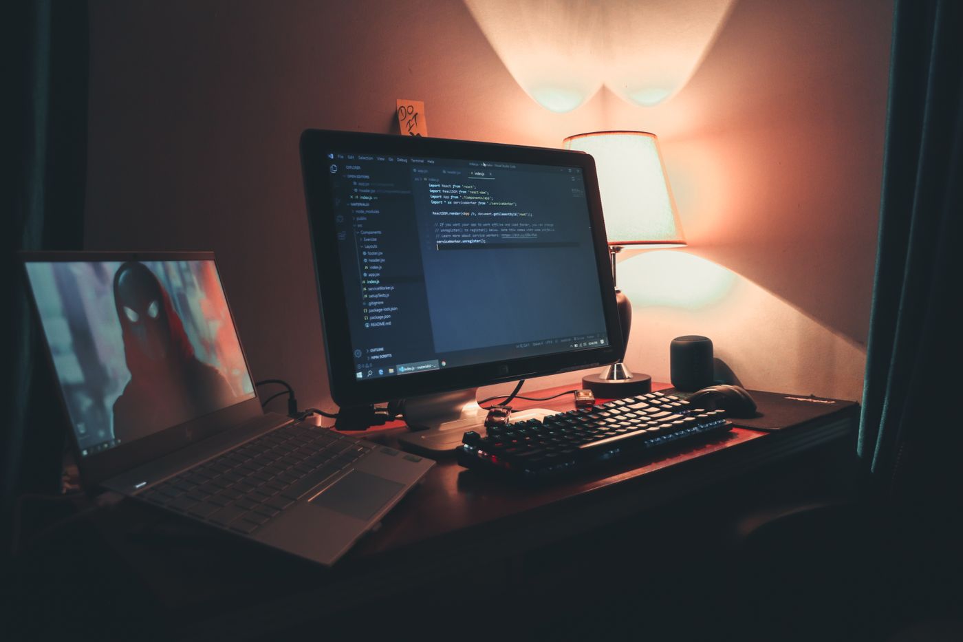 Postazione di lavoro con due schermi che mostrano dati e flussi di acquisizione