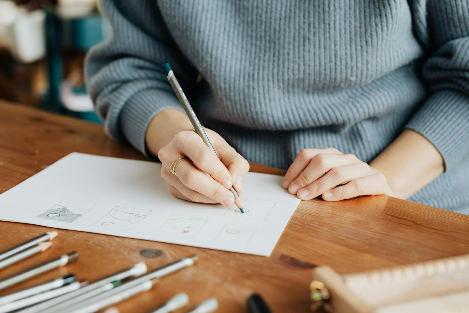 femme dessinant des projets architecturaux