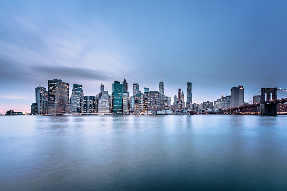 Cuerpo De Agua Cerca De Los Edificios De La Ciudad