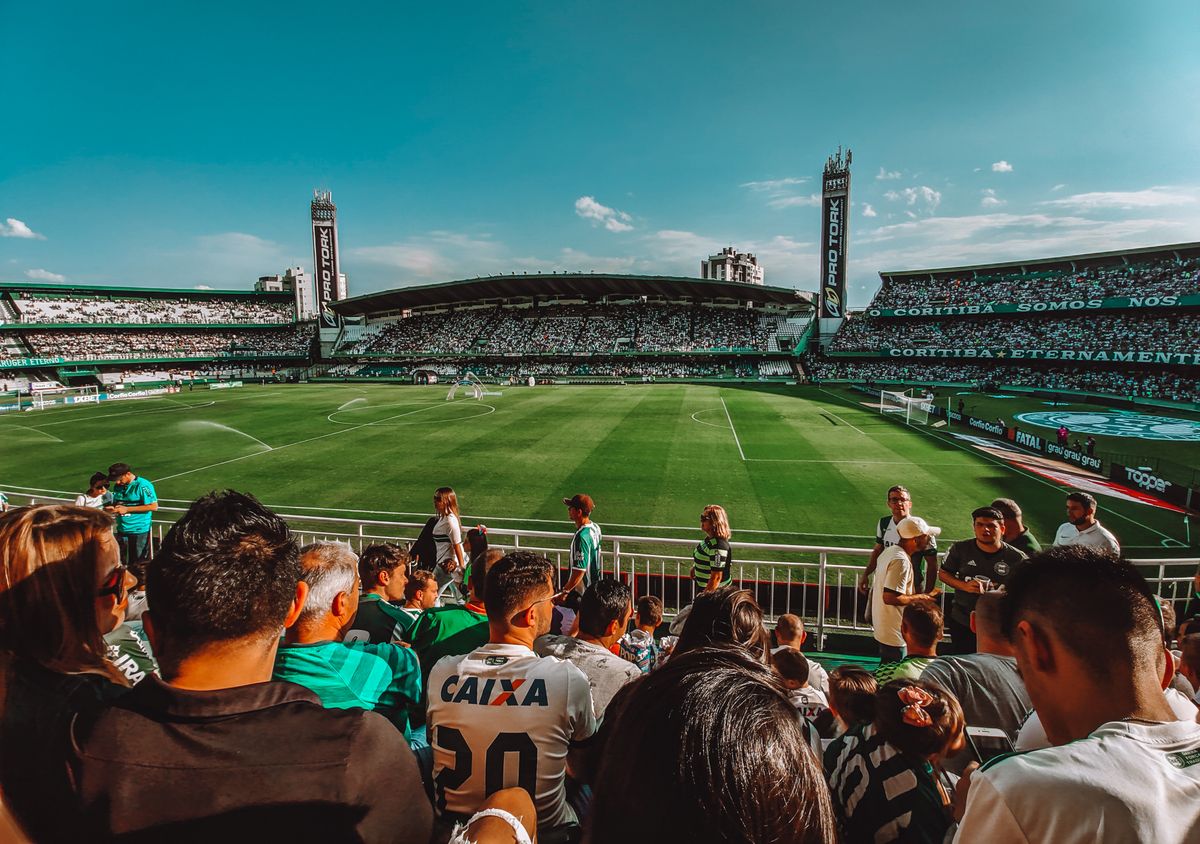 Stadyumda futbol maçı izleyen kalabalık seyirci kitlesi