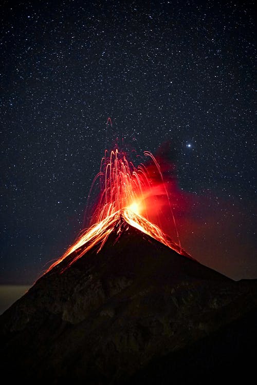 Vulcão Em Erupção à Noite Sob O Céu Estrelado