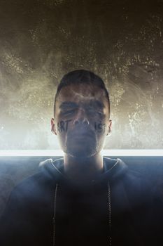 这幅富有创意和内省的肖像，描绘了一个身处烟雾缭绕房间中的年轻人