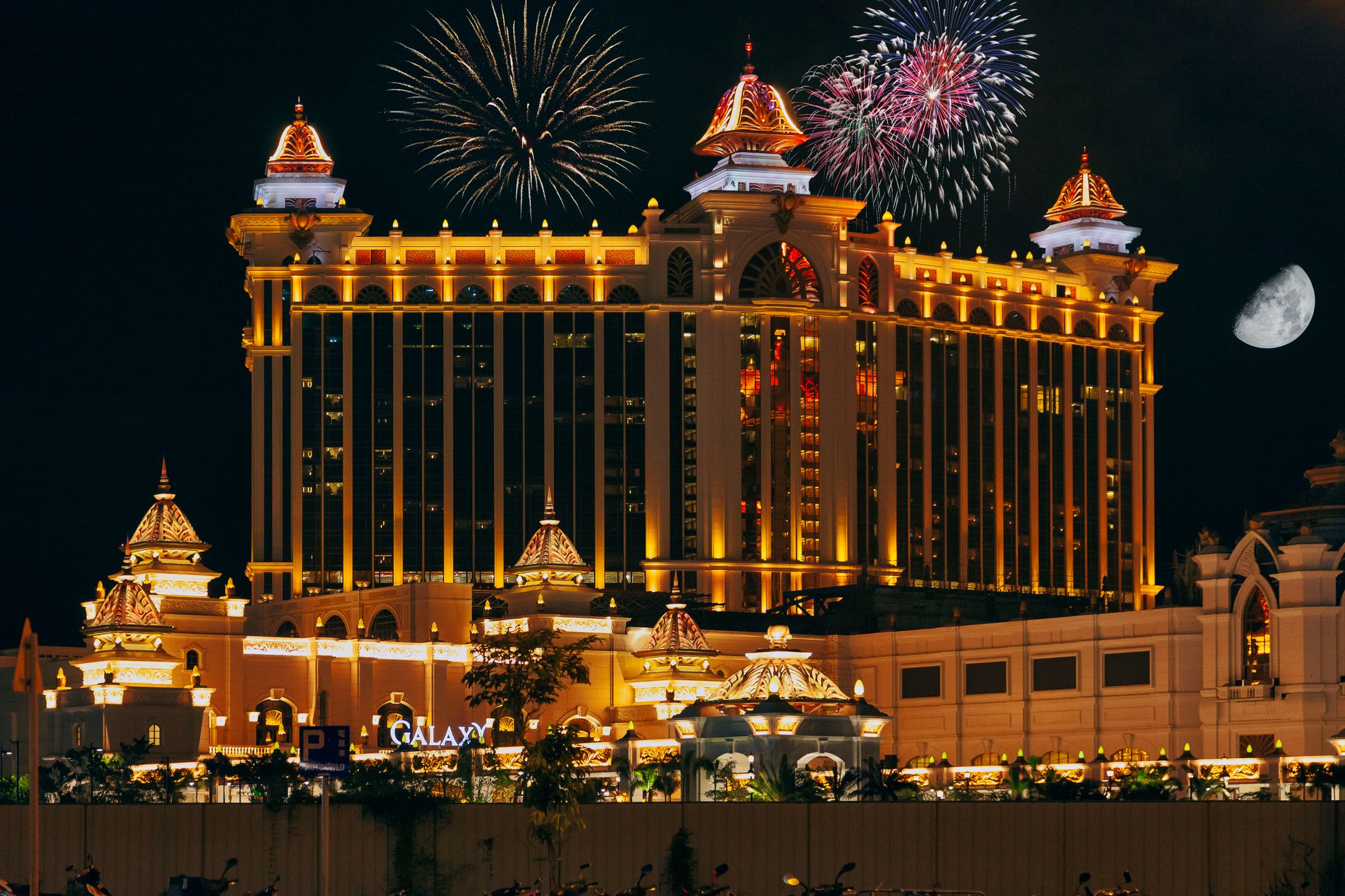 Mexicaanse fans bestoken hotel Engeland met vuurwerk, VS-spits mag spelen tegen België