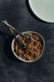 Bol de riz au safran épicé avec crevettes
