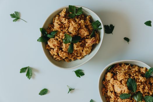Plat de riz au poulet et au chorizo