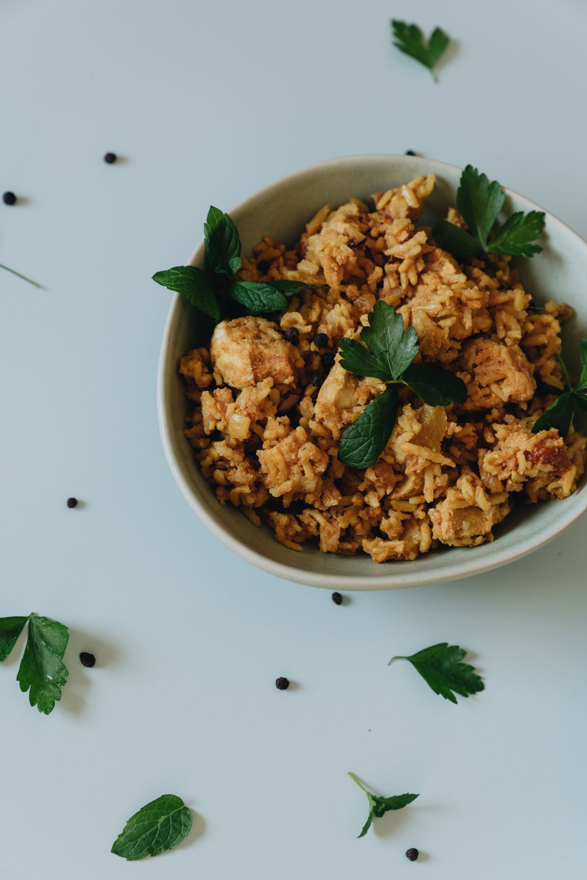 Eenpansgerecht met rijst, kip en chorizo