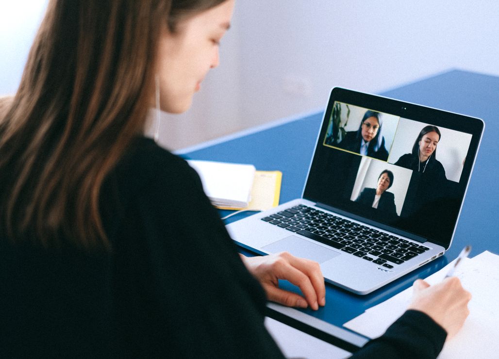 Online dating: starting a conversation on a niche platform