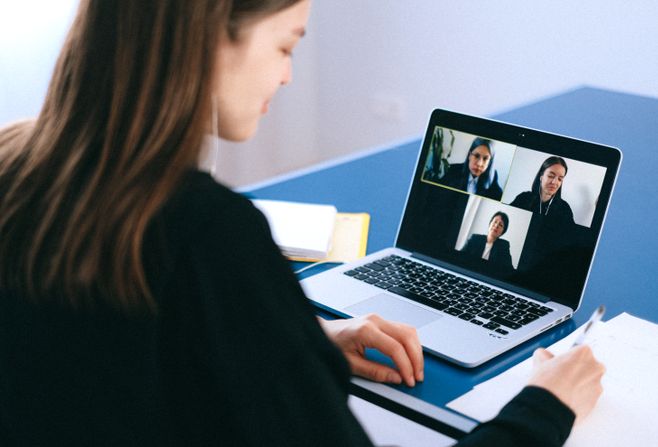 Online dating: starting a conversation on a niche platform