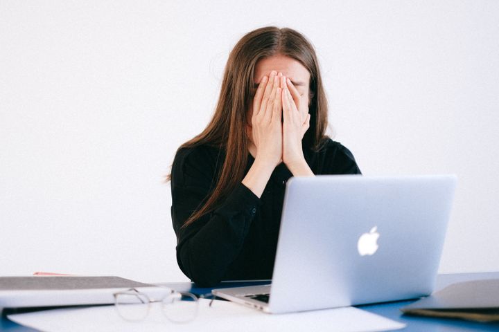 顔を手で覆う女性