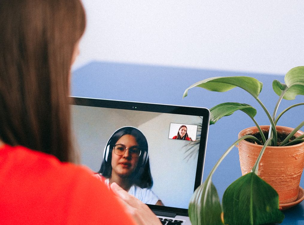 Online dating: starting a conversation on a niche platform