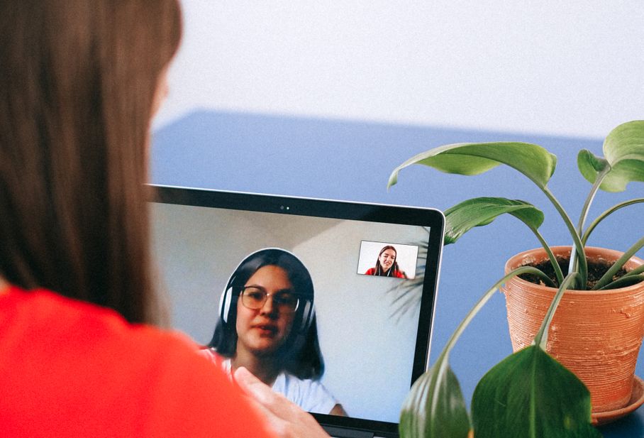 Online dating: starting a conversation on a niche platform