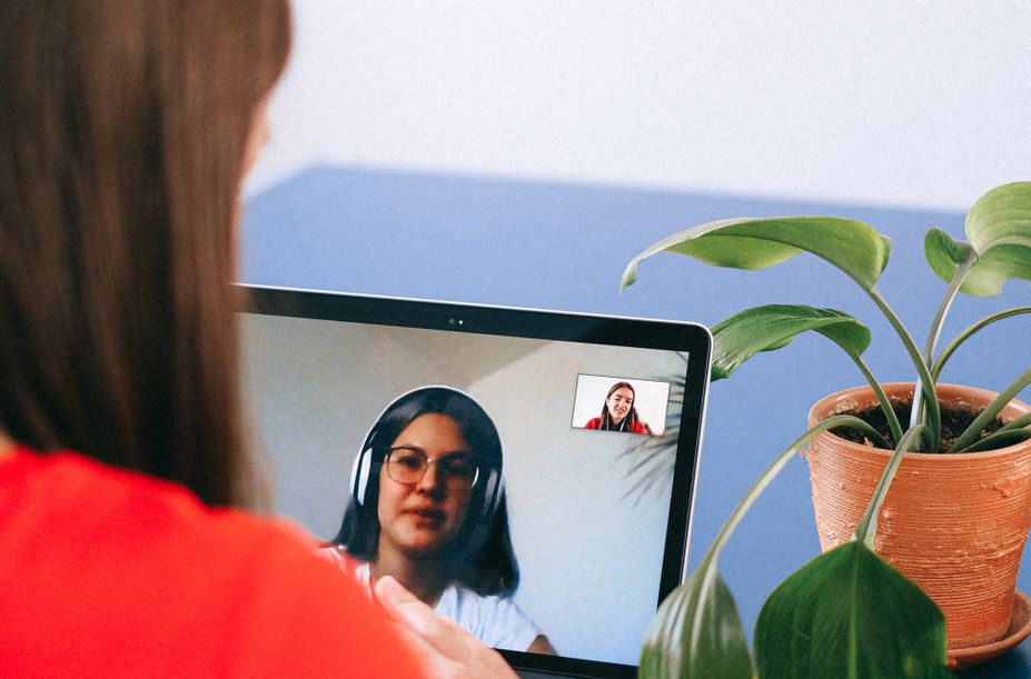 professionals using dating apps on their smartphones