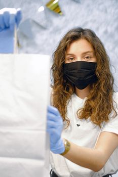 疫情期间，一位卷发蒙面女性提供了道德购物体验