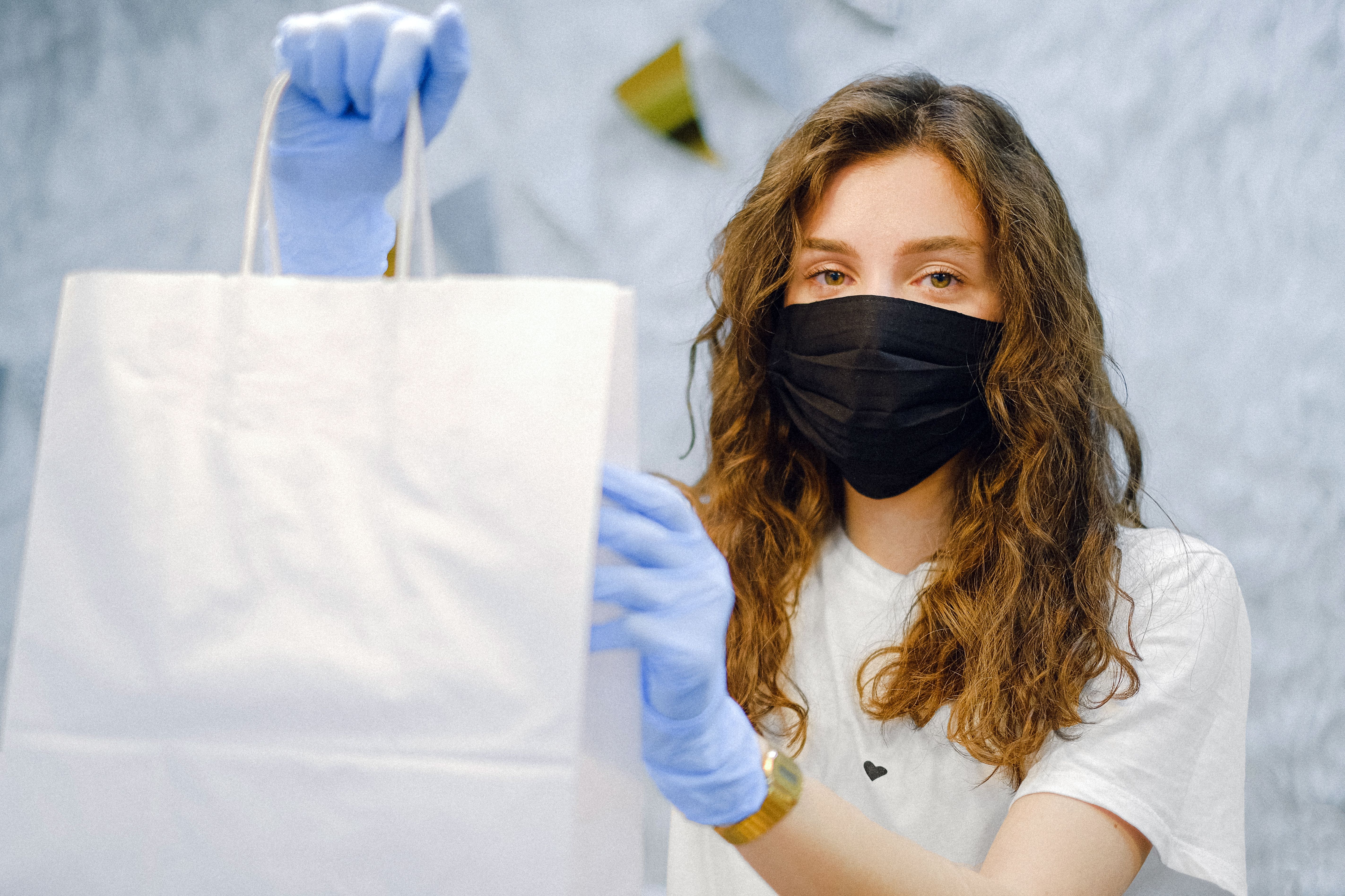 Woman With Face Mask And Latex Gloves Holding A Shopping Bag Free woman-with-face-mask-and-latex-gloves-holding-a-shopping-bag-free
