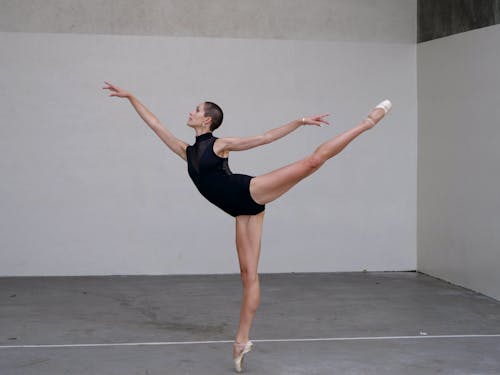 Focalizzato Ballerina Formazione In Studio