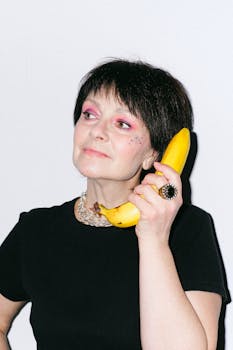 资深女士俏皮地拿香蕉当手机，展现幽默风格