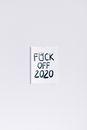 一张极简主义海报，在朴素的背景上用粗体文字表达了对2020年的沮丧