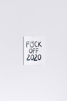 一张极简主义海报，在朴素的背景上用粗体文字表达了对2020年的沮丧