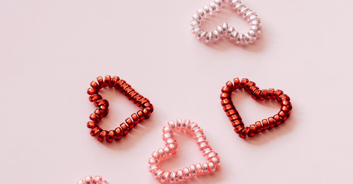 How to use a hair tie