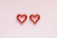 粉红色背景上心形红色螺旋松紧带的顶视图创意构图