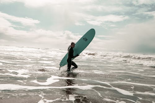 Darmowe zdjęcie z galerii z błękitne niebo, deska surfingowa, fale