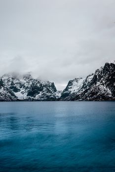 挪威诺德兰白雪皑皑的山脉和宁静的湖泊，景色令人惊叹