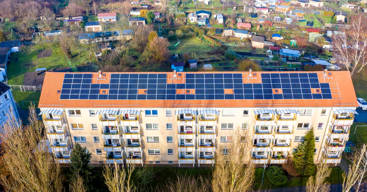 Panneaux solaires sur le toit d'une résidence d'appartements
